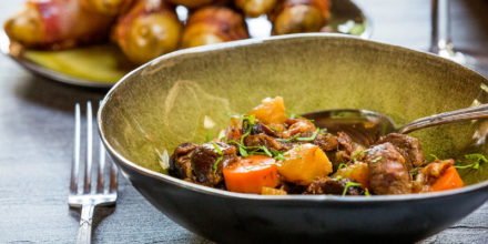 Spezzatino di cinghiale con patate avvolte nella pancetta - Ricetta Big Green Egg