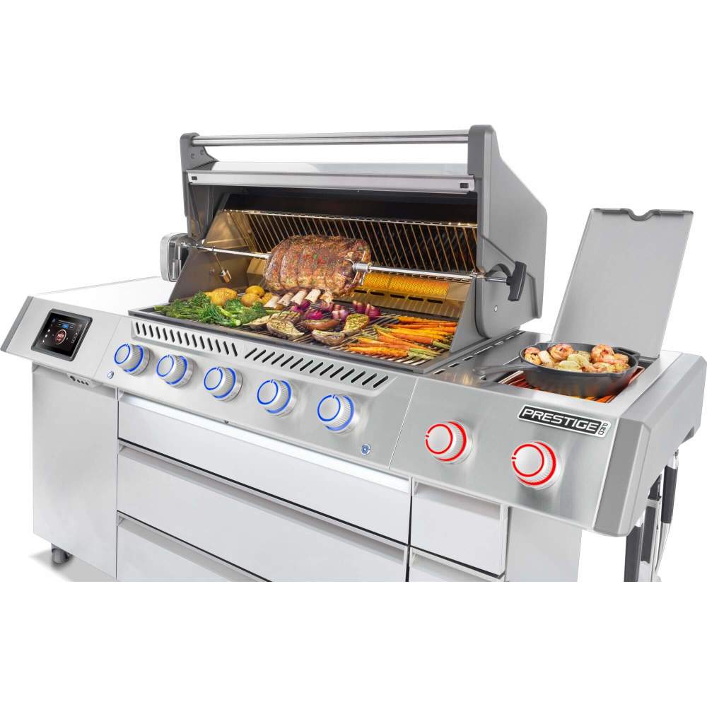 Napoleon Prestige PRO 665 Elite in uso con griglia illuminata Napoleon Prestige PRO 665 Elite in uso con griglia illuminata