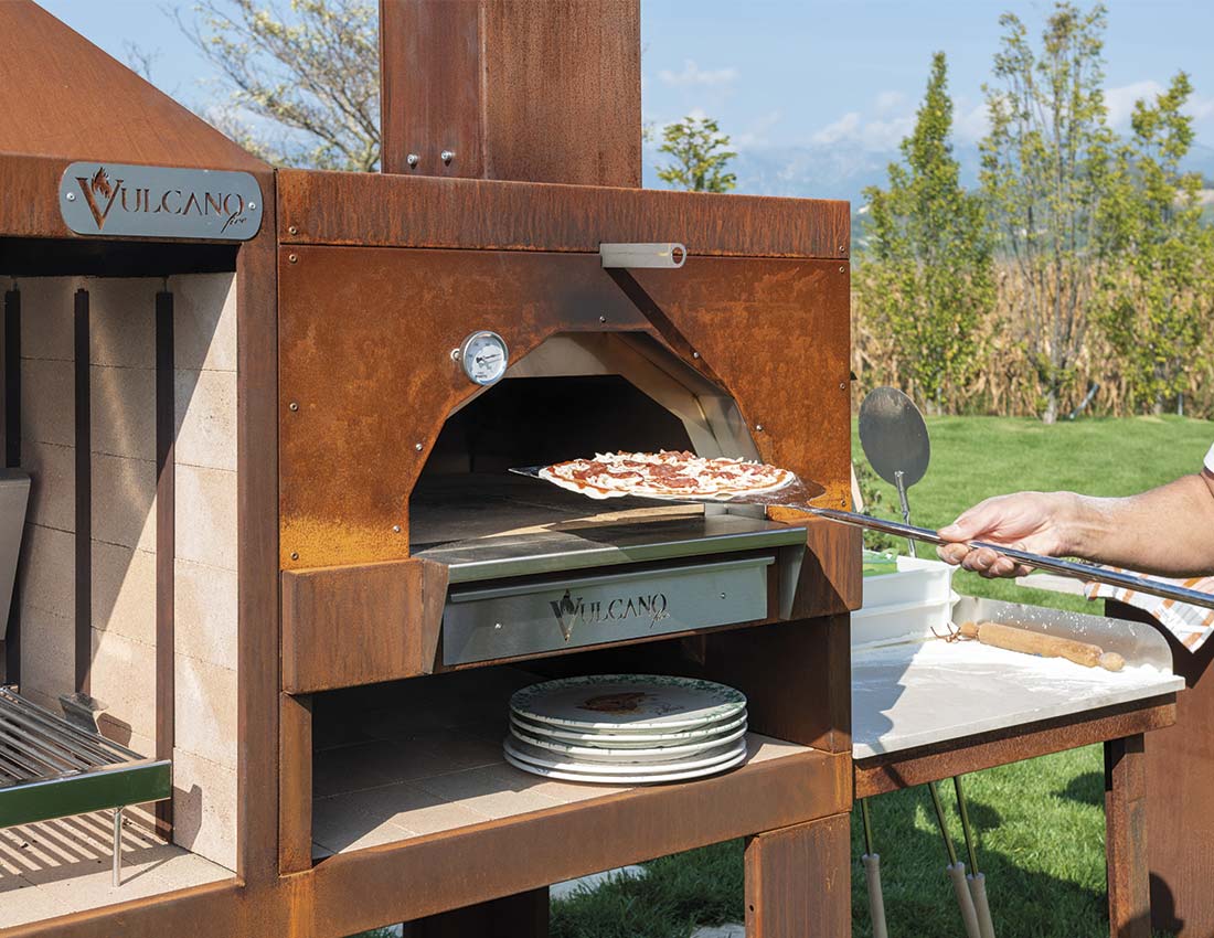 Combinato VCKTF980C amb 2 Combinato Corten Vulcano Fire in area outdoor con forno pizza e caminetto