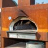 Dettaglio del forno pizza e del caminetto del Combinato Corten Vulcano Fire