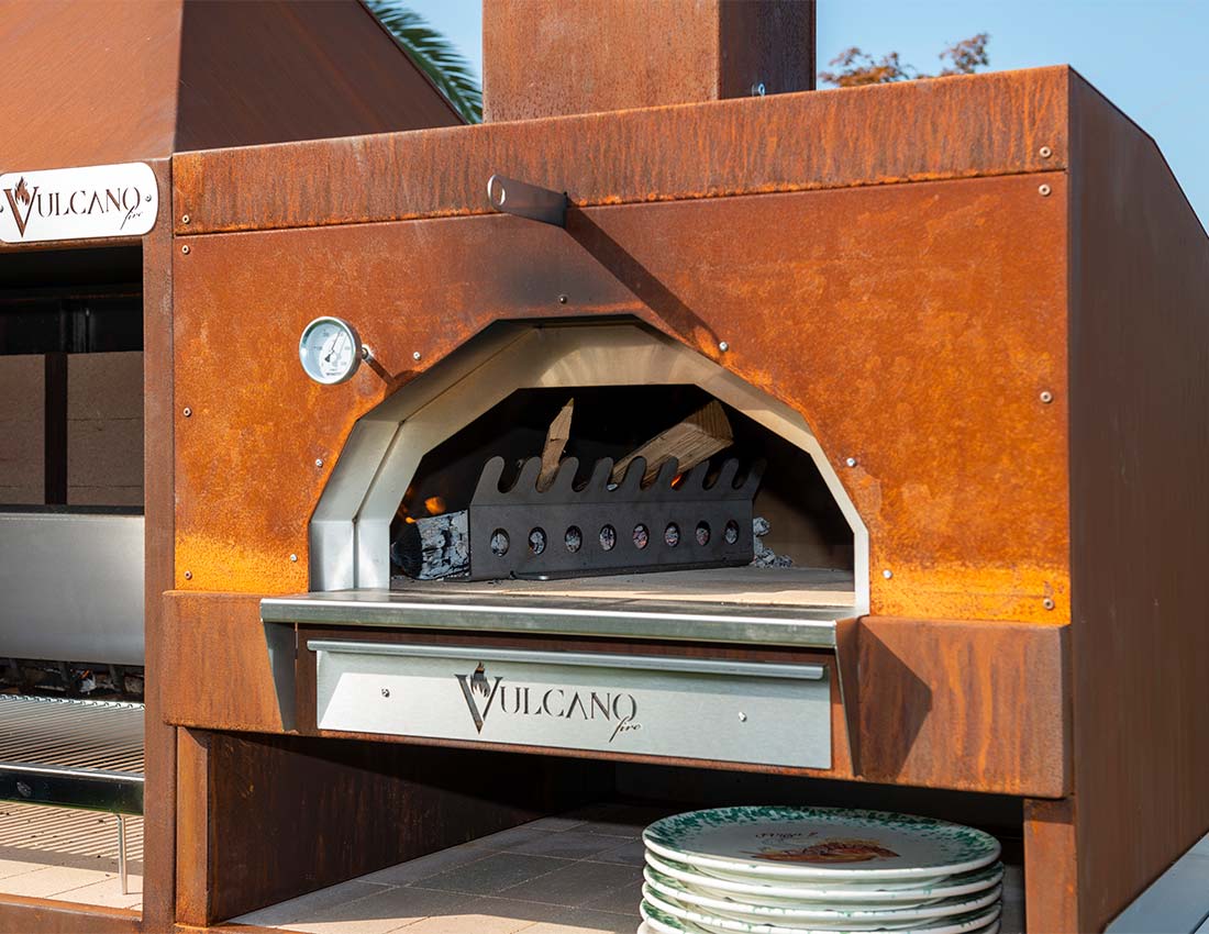 Combinato VCKTF980C amb 4 Dettaglio del forno pizza e del caminetto del Combinato Corten Vulcano Fire