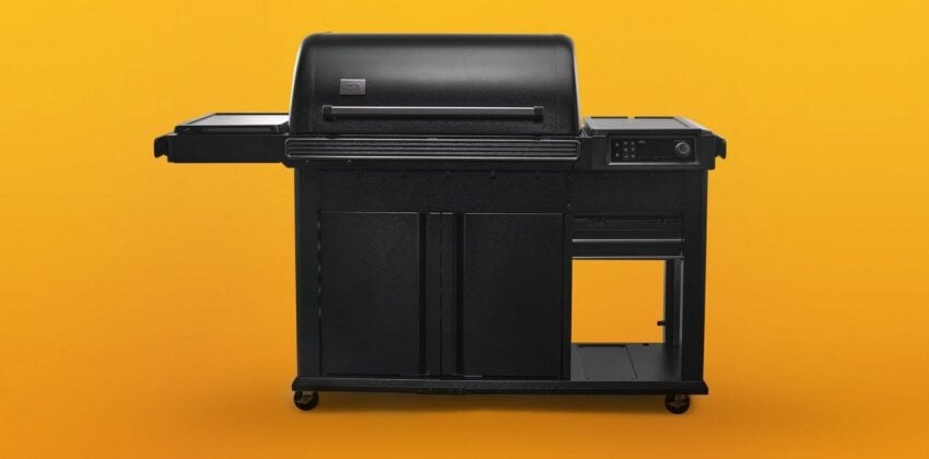 Traeger Woodridge Elite barbecue a pellet con sfondo caldo e look premium