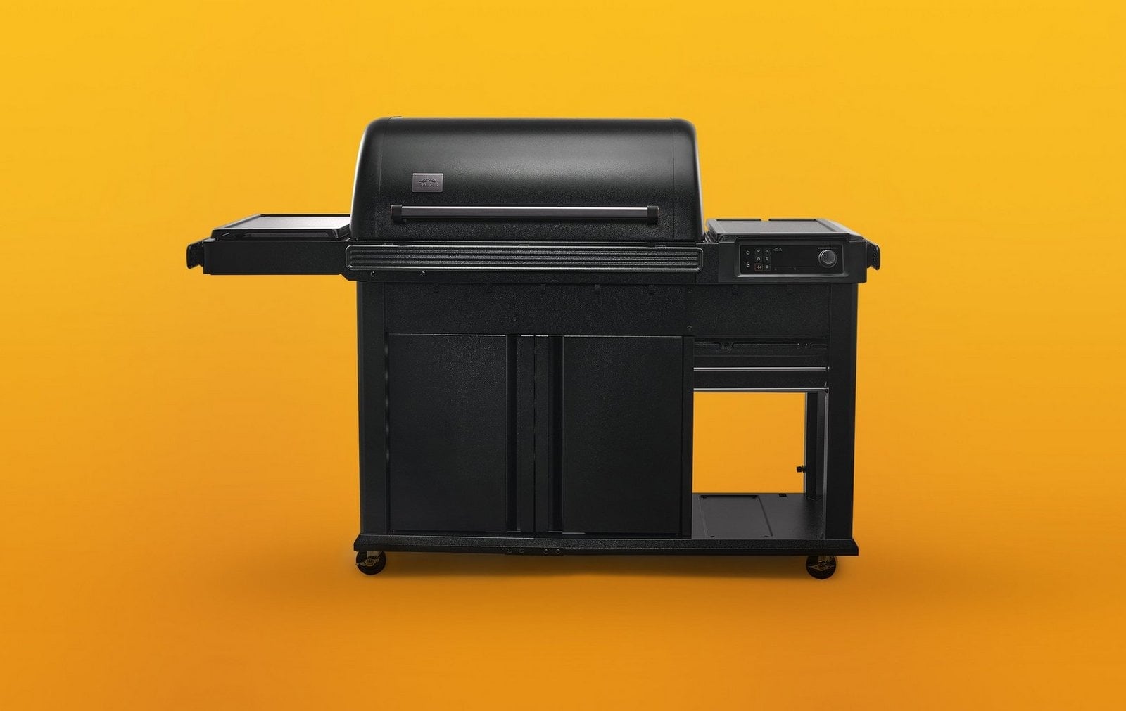Traeger Woodridge Elite barbecue a pellet con sfondo caldo e look premium